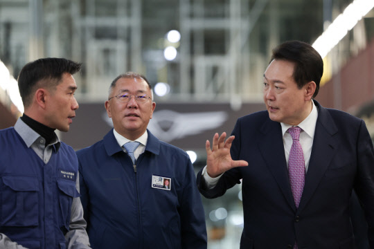 윤석열(맨 첫번째) 대통령이 9일 현대자동차 울산공장을 방문해 정의선(가운데) 현대차그룹 회장의 안내를 받으며 내부를 시찰하고 있다. 대통령실 제공/연합뉴스